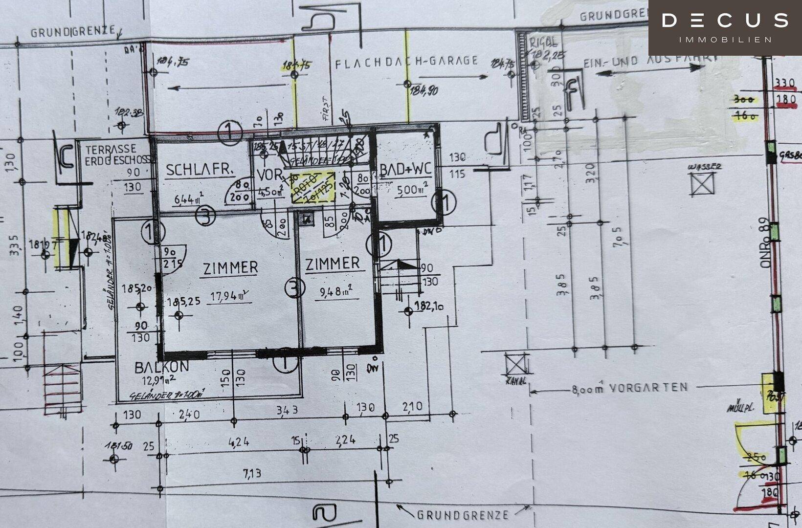 Handgezeichneter Grundriss des Obergeschosses mit Schlafzimmern, Bad und Balkon.