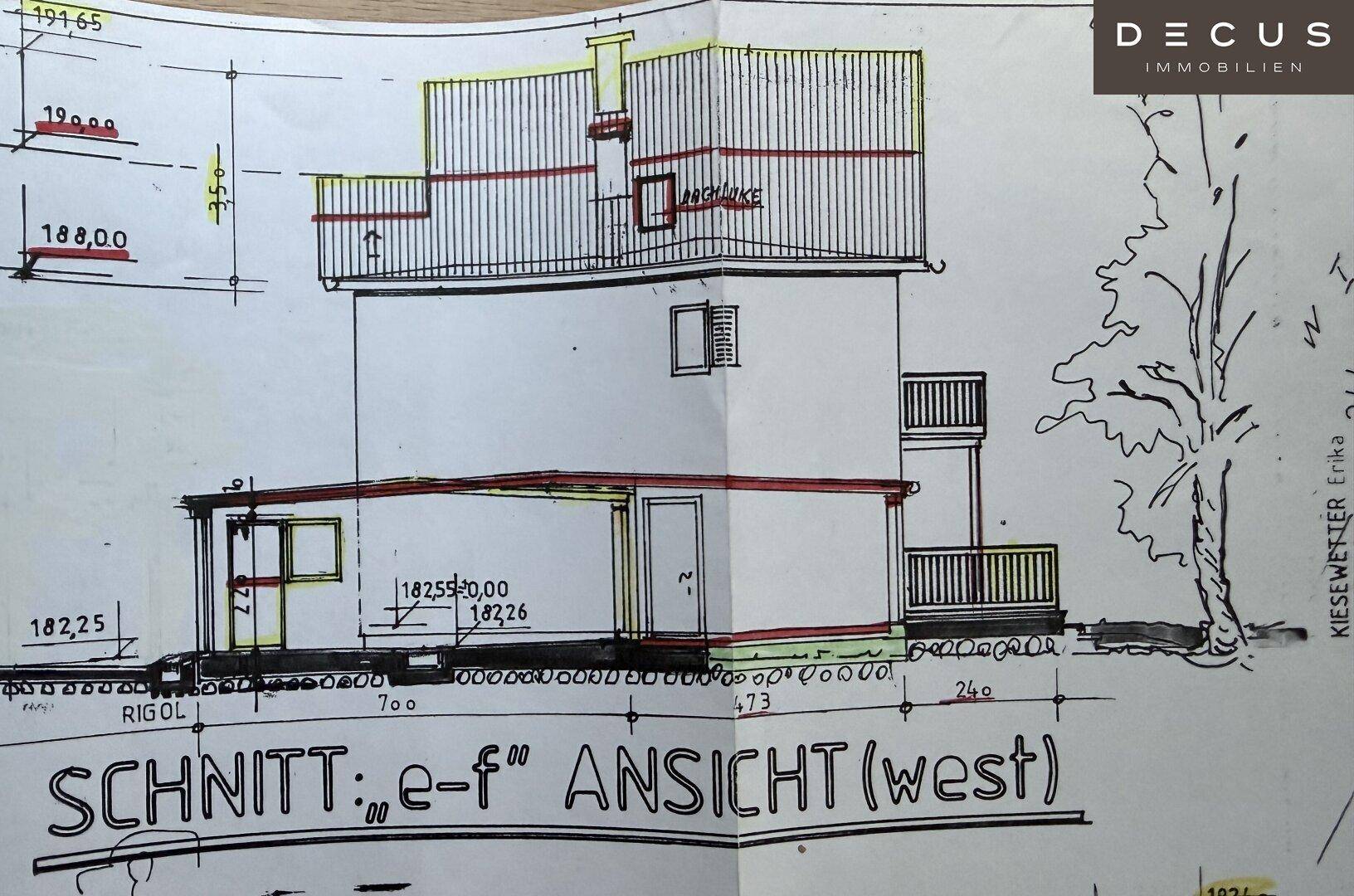 Handgezeichneter Gebäudeschnitt von Westen mit verschiedenen Ebenen und Dachstruktur.