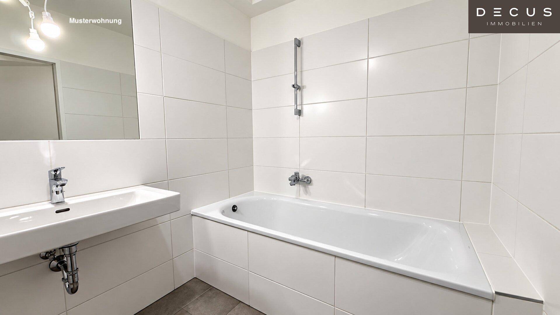 Modernes Badezimmer mit weißen Fliesen, einer Badewanne und einem einzelnen Waschbecken.