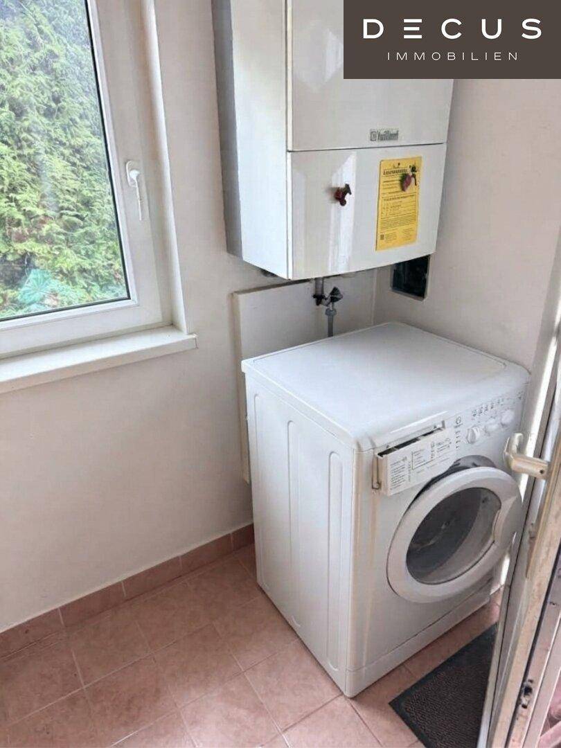 Praktischer Hauswirtschaftsraum mit Waschmaschine und Heizungsanlage, gut beleuchtet.