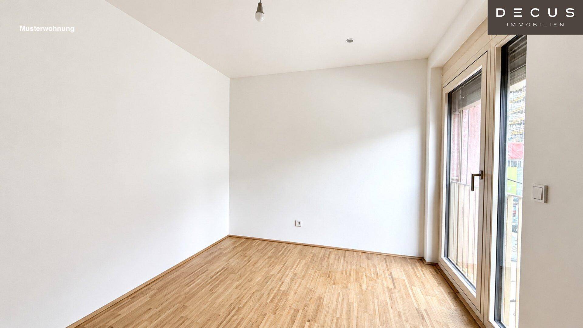 Leerer Raum mit Parkettboden und großen Fenstern, bereit zur individuellen Gestaltung.