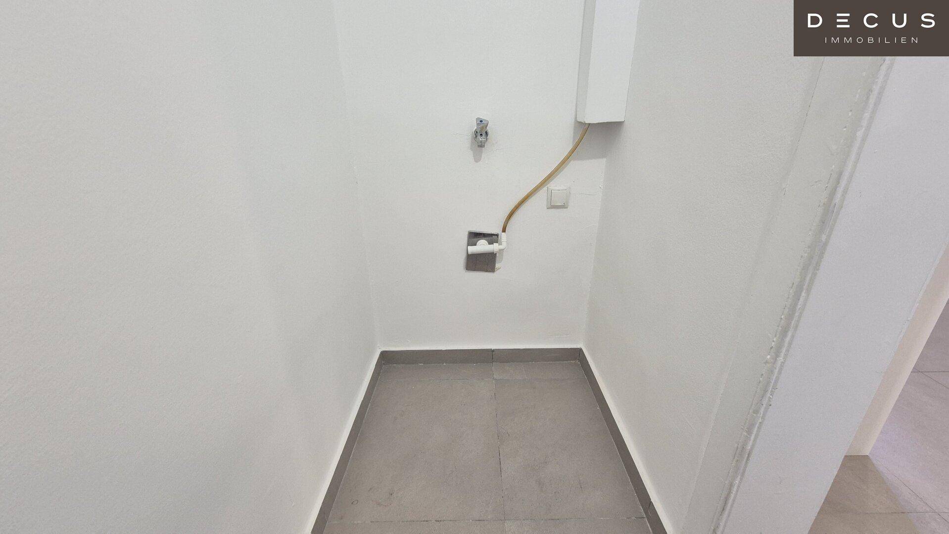 Praktischer Hauswirtschaftsraum mit Anschlüssen für Waschmaschine und Trockner.
