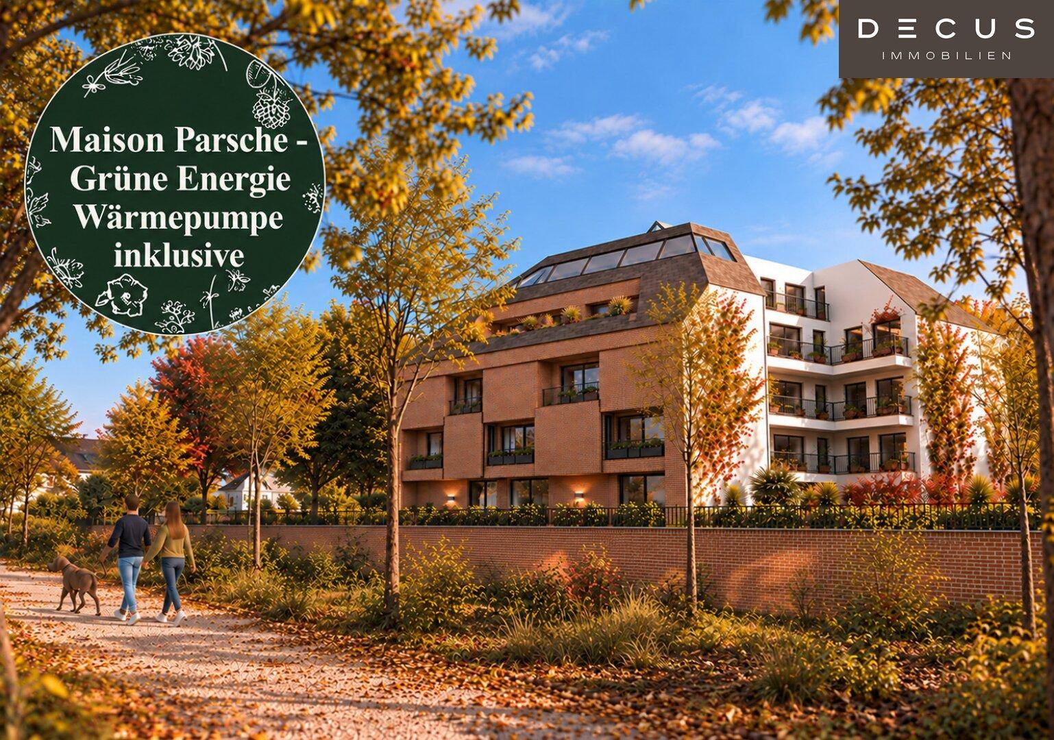 Moderne Wohnanlage mit Ziegelfassade und großen Fenstern, umgeben von herbstlicher Natur.