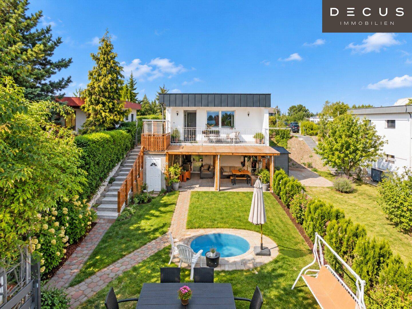 Gepflegter Gartenbereich mit überdachter Terrasse, kleinem Pool und Schaukel.
