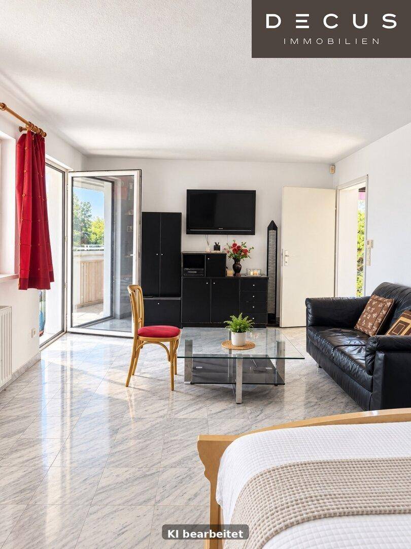 Helles Wohnzimmer mit glänzenden Marmorfliesen, schwarzem Sofa und Balkonzugang.