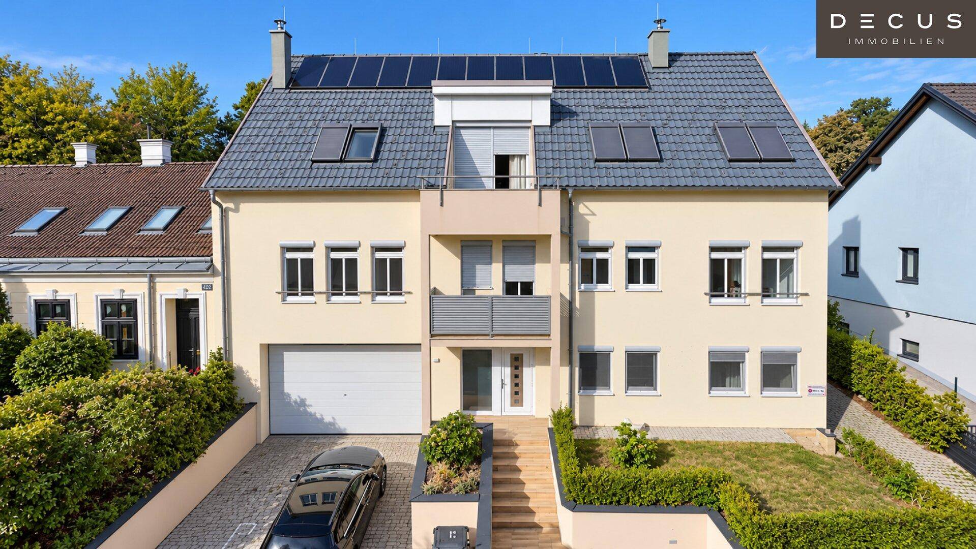 Attraktives Einfamilienhaus mit Garage, Vorgarten und Solaranlage auf dem Dach.