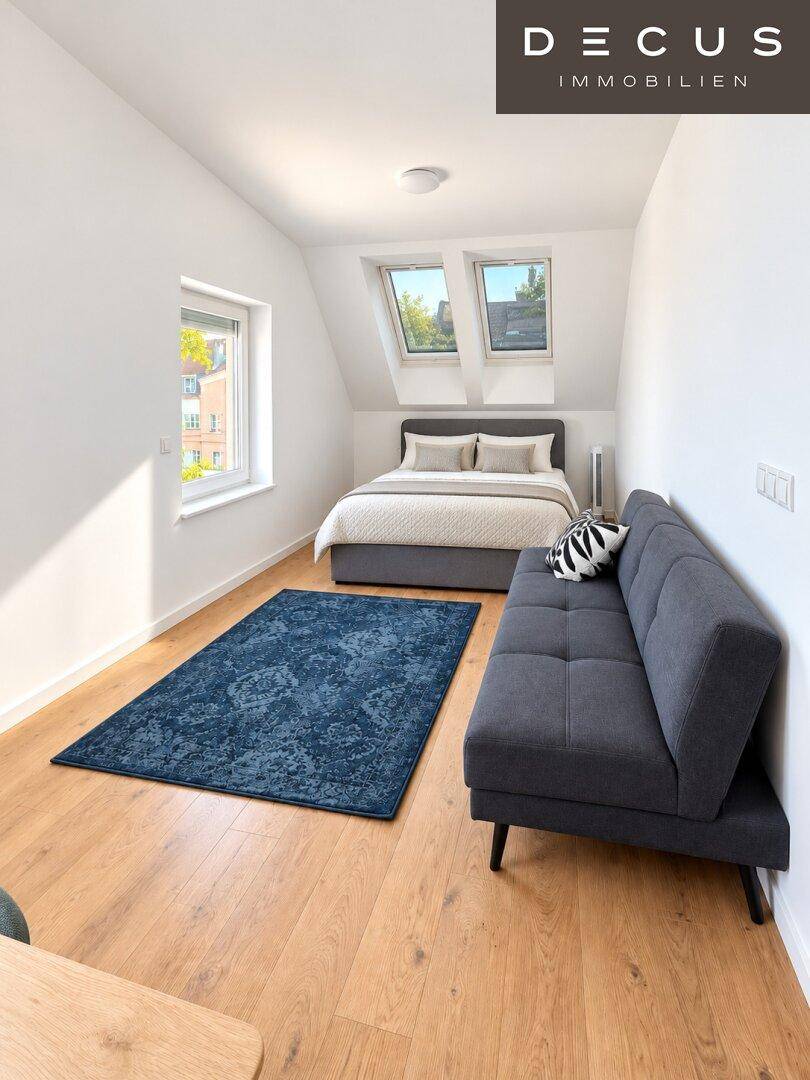 Gemütliches Schlafzimmer im Dachgeschoss mit Schrägdach, Dachfenstern und Laminatboden.