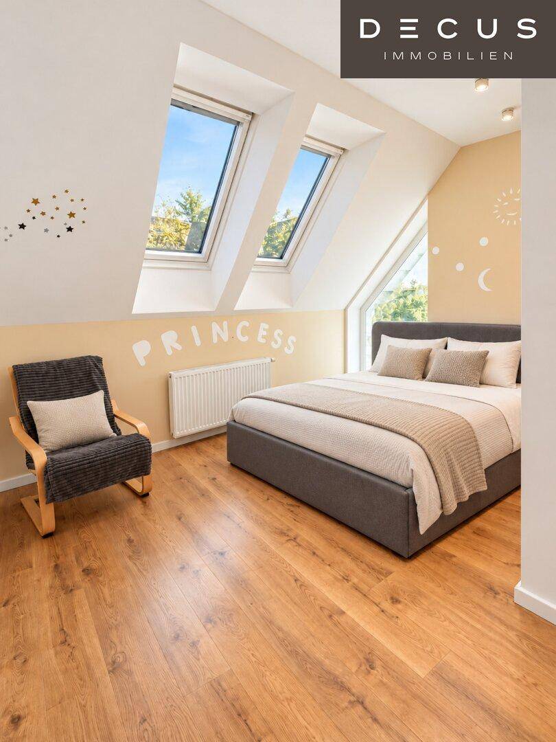 Kinderzimmer im Dachgeschoss mit Bett, Schrägdach und hellen Dachfenstern für viel Licht.