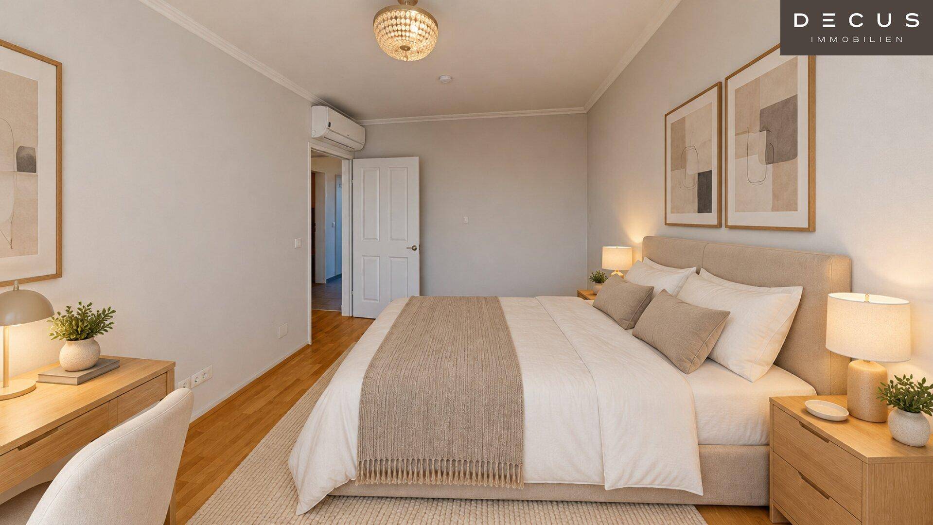 Helles Schlafzimmer mit Holzboden, Klimaanlage und Zugang zu einem weiteren Raum.
