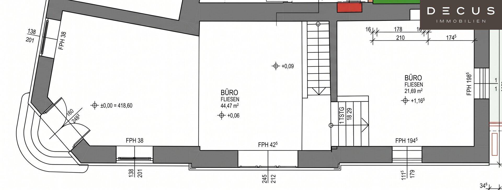 Grundrissplan zeigt zwei Bürobereiche mit Treppenhaus und Abmessungen.