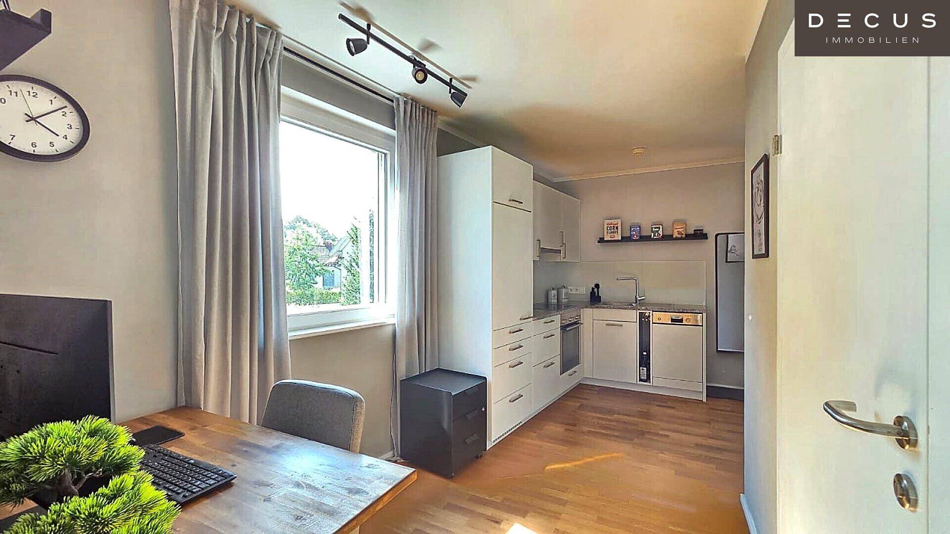 Funktionale Küchenzeile mit Arbeitsbereich und Fenster, ideal für Home-Office oder kleine Mahlzeiten.