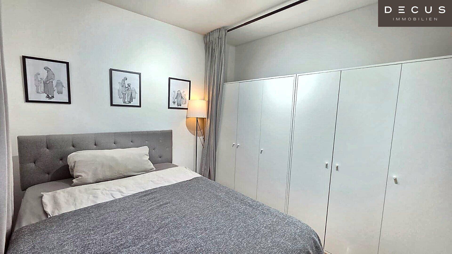 Schlafzimmer mit Einzelbett, Einbauschränken und moderner Dekoration.
