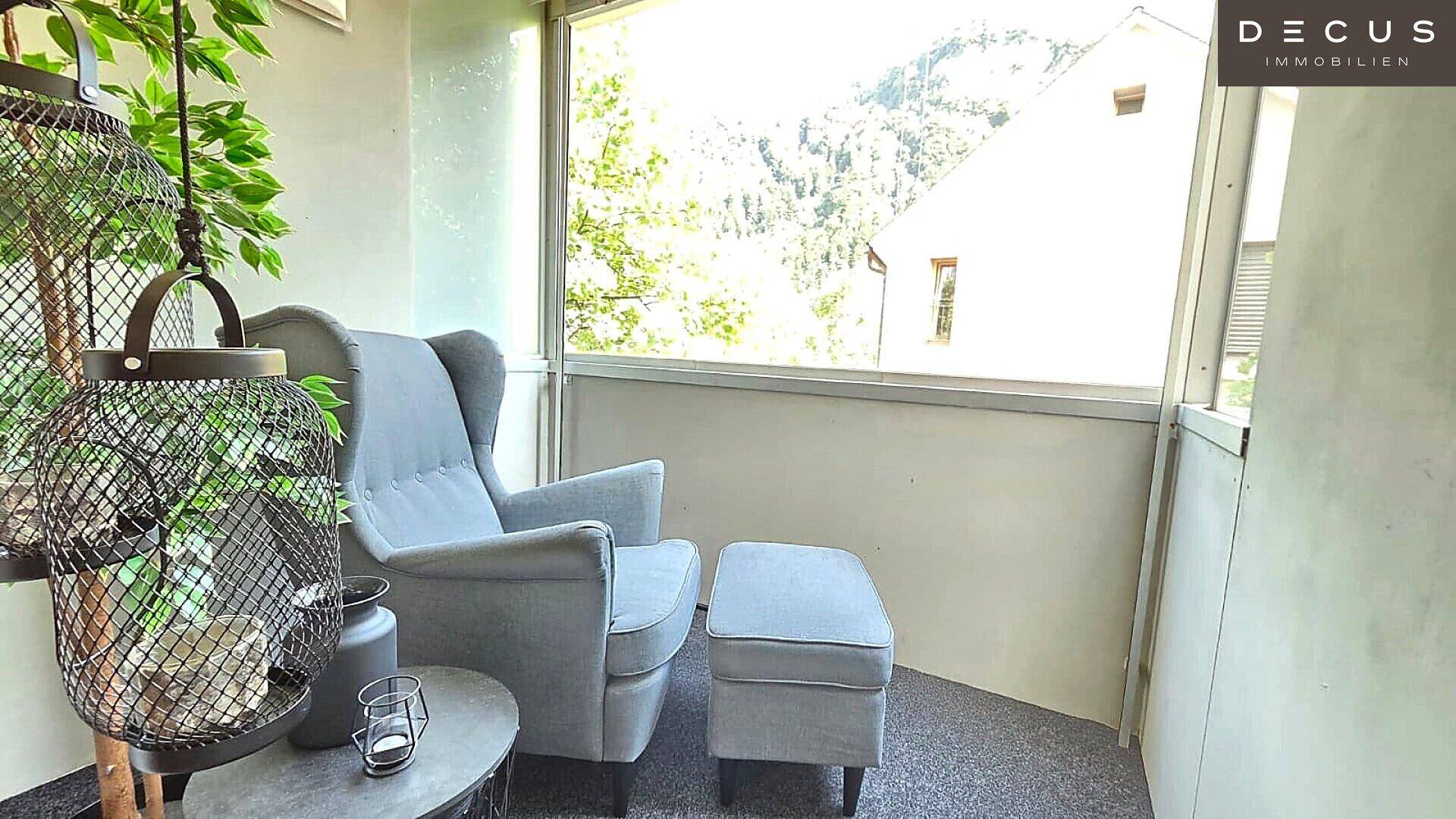 Gemütliche Loggia mit Sitzgelegenheiten und weitem Blick ins Grüne.