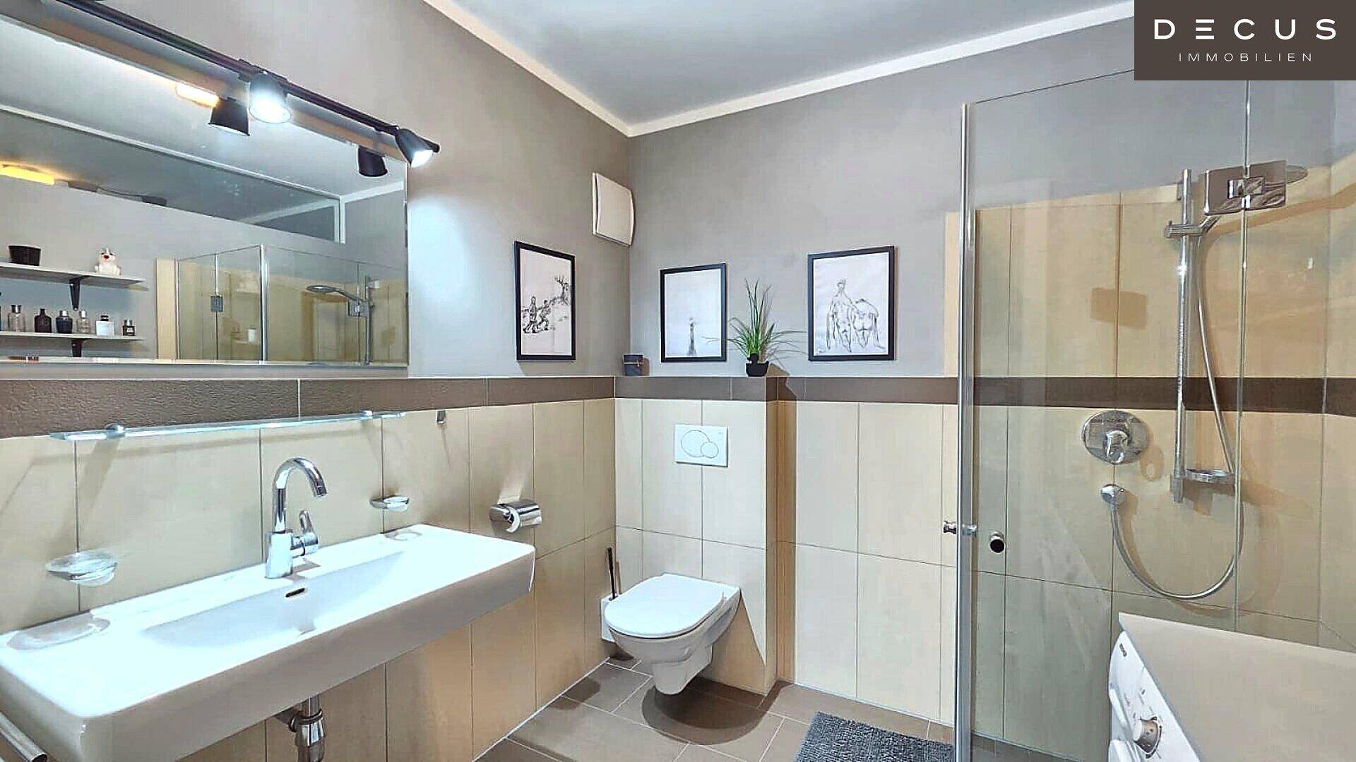 Modernes Badezimmer mit Dusche, Waschbecken und Wand-WC.