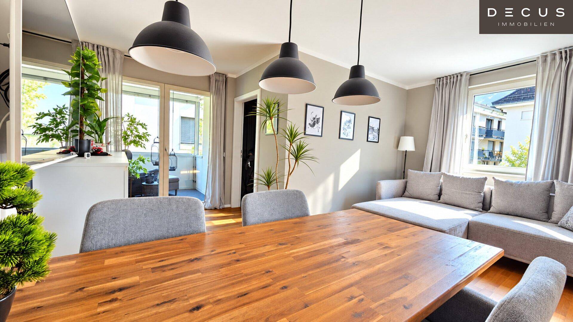 Helles Wohn- und Esszimmer mit Holztisch, bequemen Stühlen und Zugang zum Balkon.