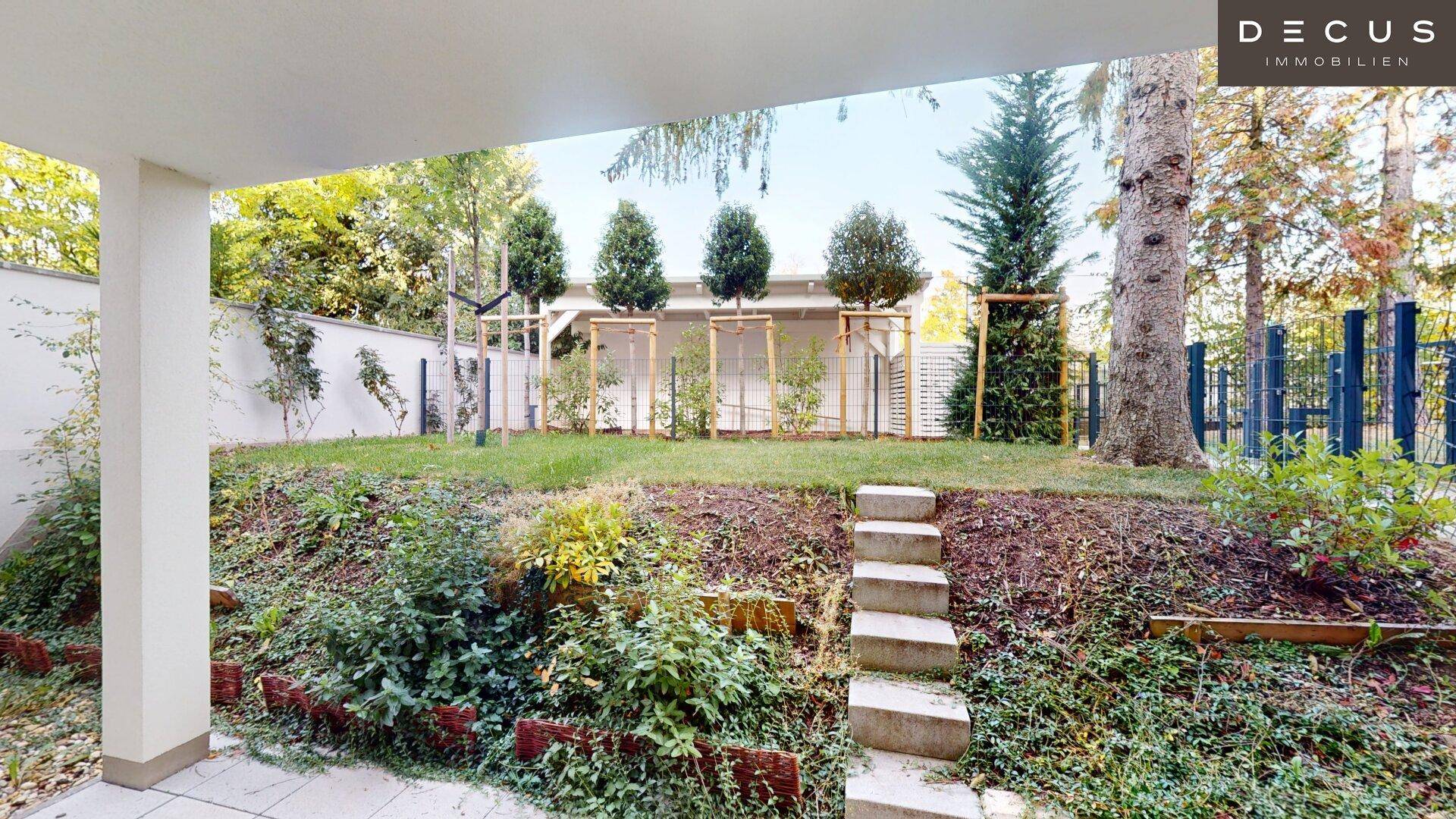 Gepflegter Gartenbereich mit Rasenfläche, Bäumen und Treppen, ideal zum Entspannen.