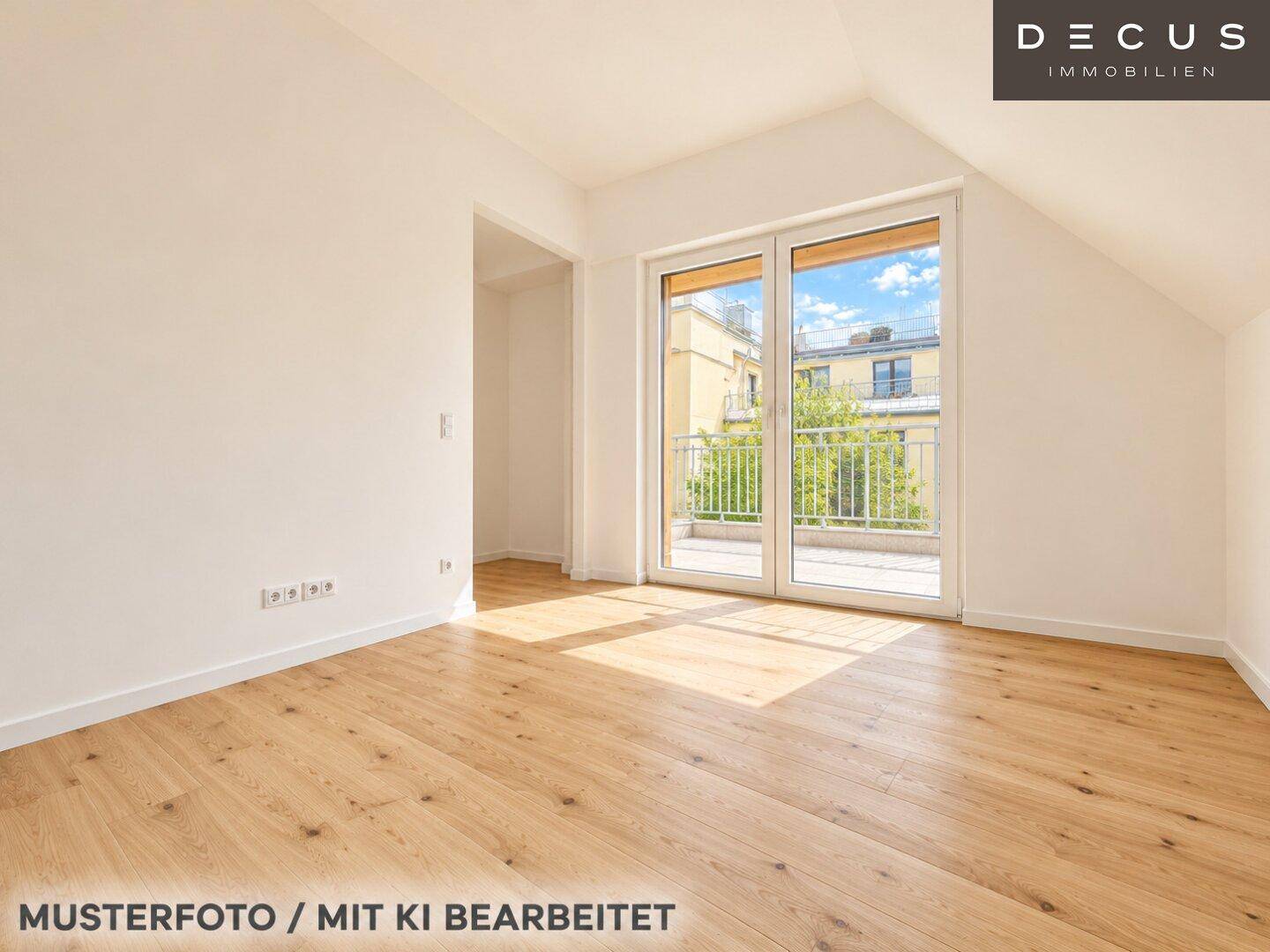 Helles Zimmer mit Holzboden, Zugang zum Außenbereich und Dachschräge.