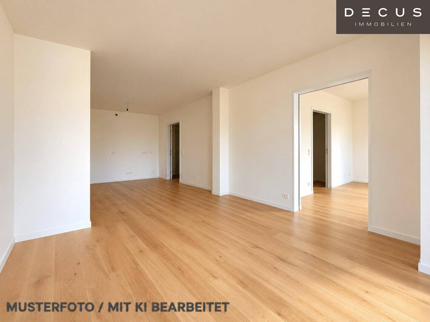 Geräumiges, leeres Wohnzimmer mit Holzboden und offenen Durchgängen zu weiteren Räumen, sehr hell.