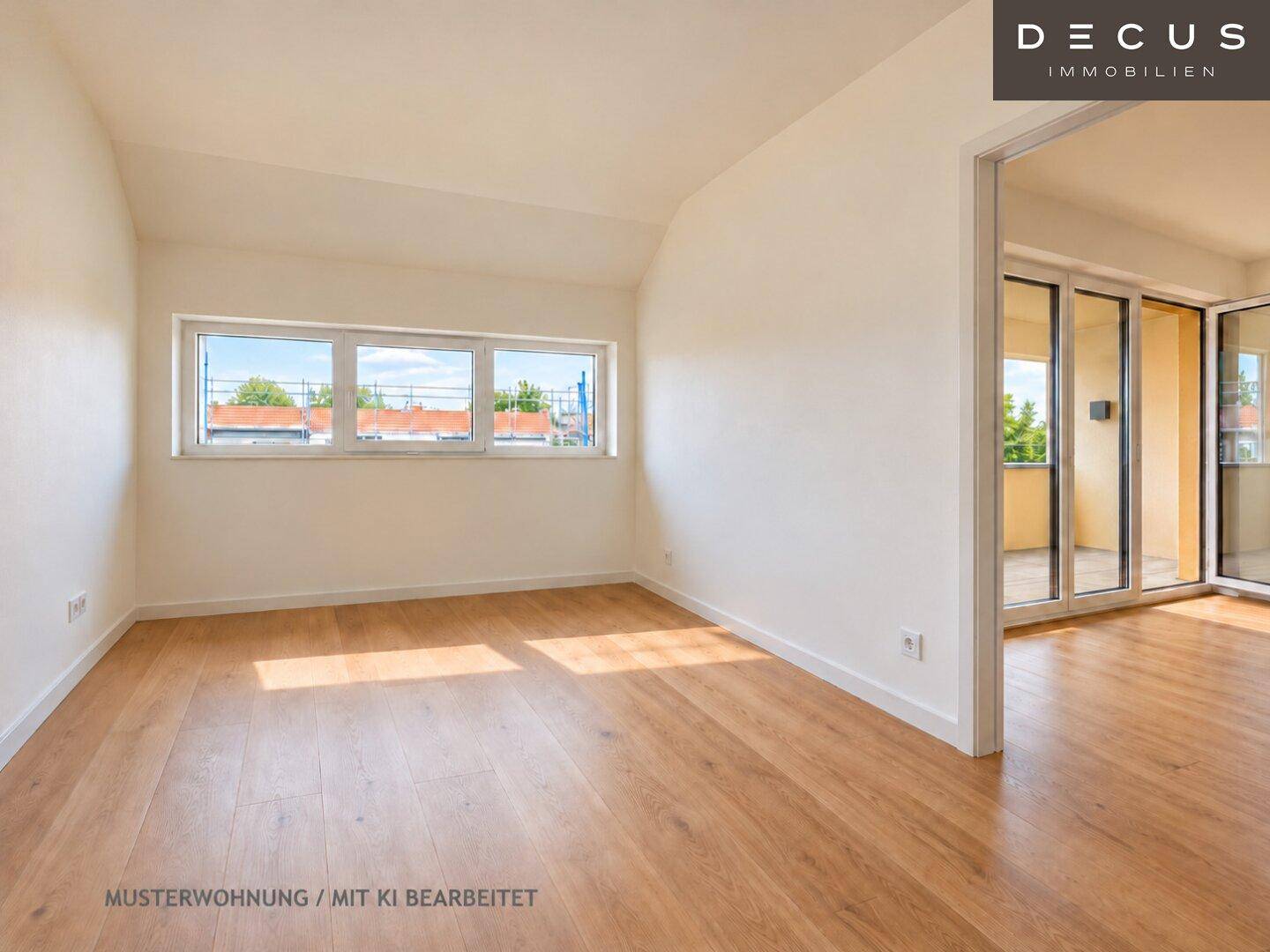 Heller Raum mit Holzboden und breitem Fenster, bietet Zugang zu einem angrenzenden Balkon, neuwertig.