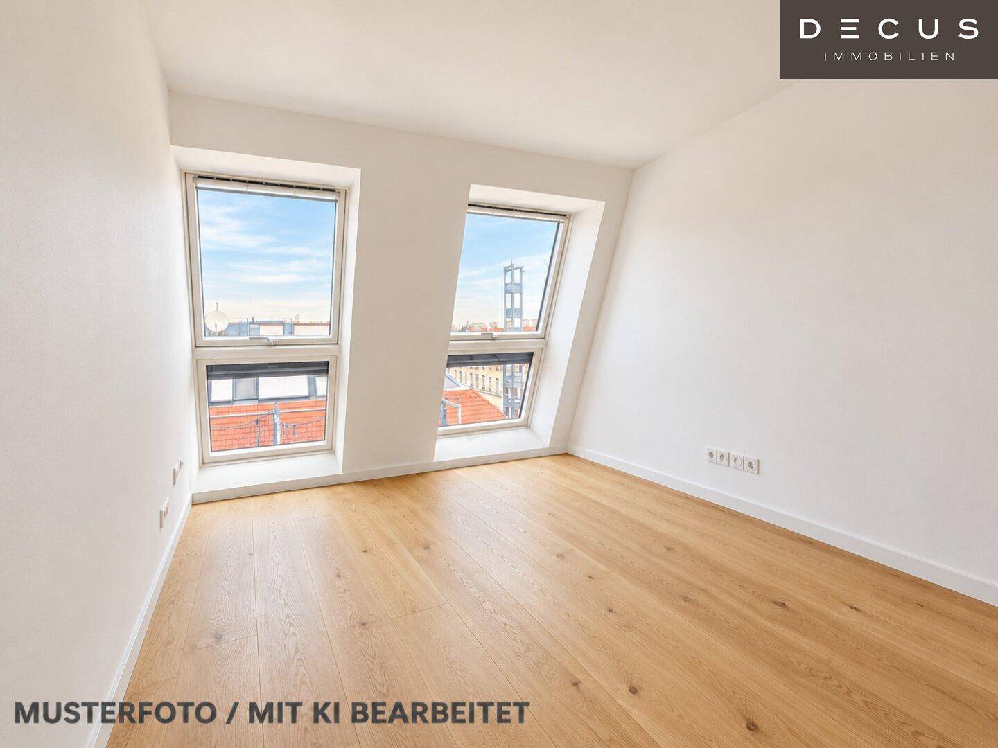 Helles Schlafzimmer mit Dachschrägen und zwei großen Dachfenstern, ausgestattet mit Holzfußboden.
