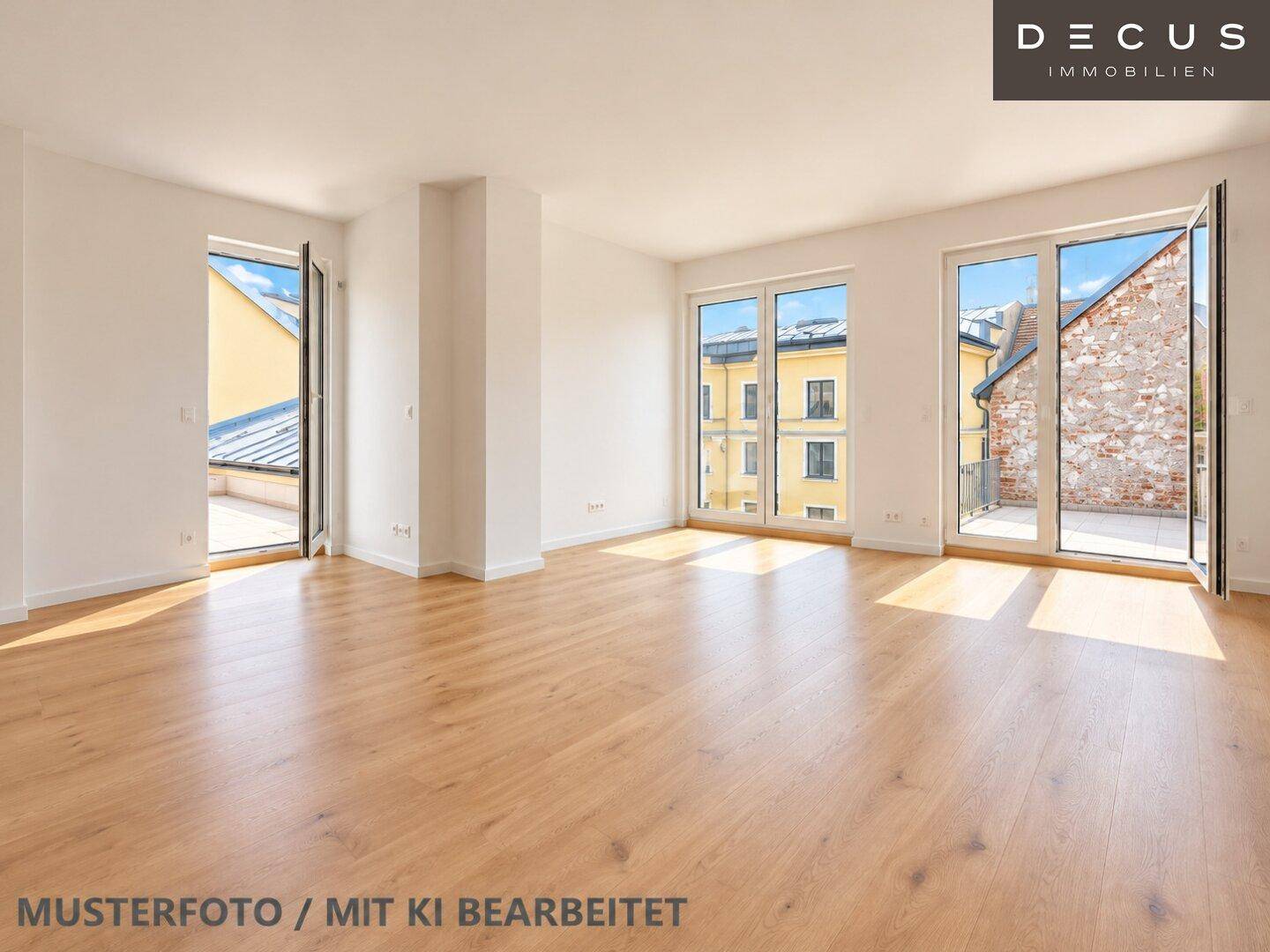 Heller, leerer Wohnraum mit großen Fenstern und Zugang zu einer Terrasse, ausgestattet mit Parkettboden.