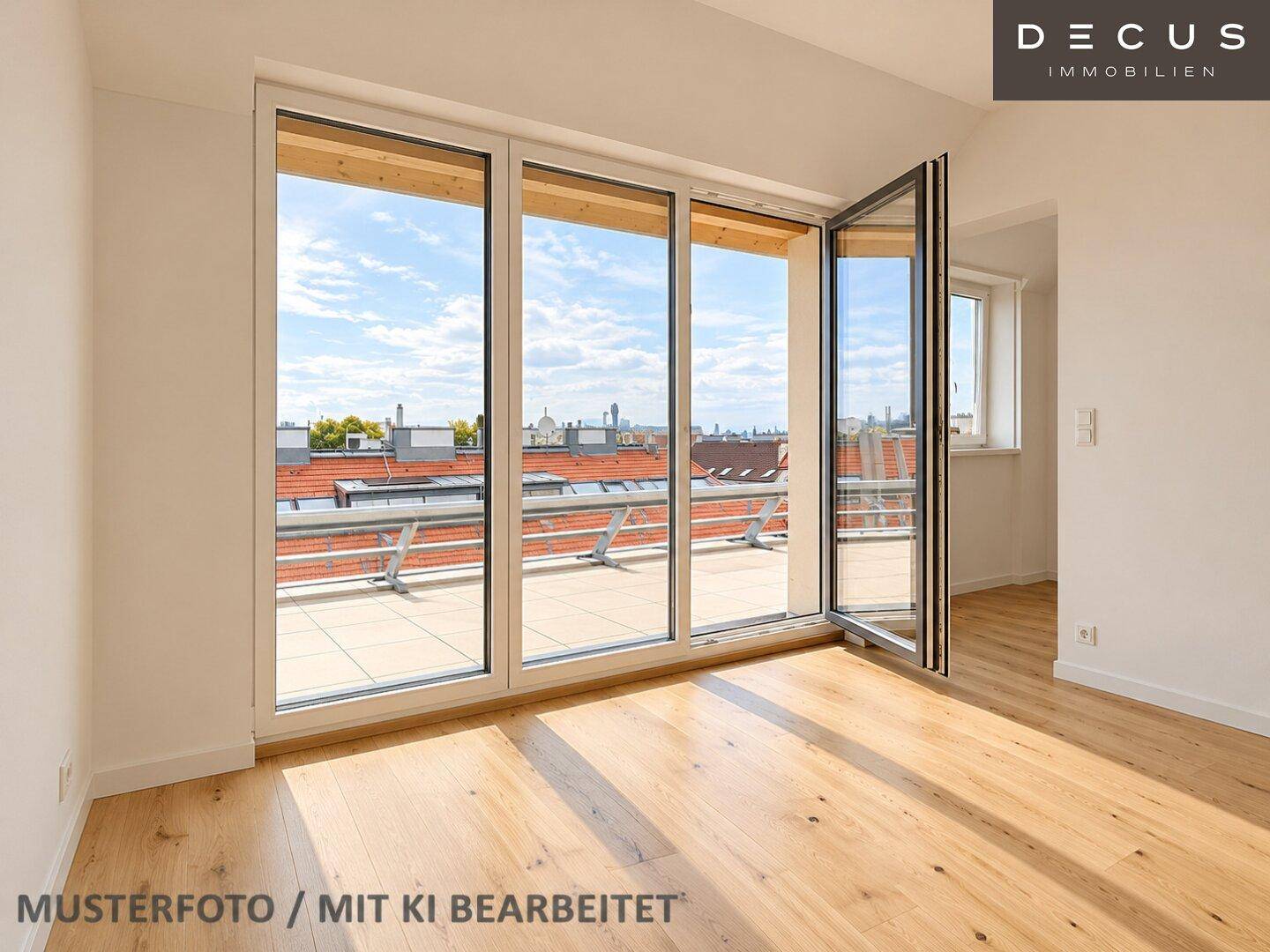 Lichtdurchfluteter Raum mit Holzboden und bodentiefen Fenstern, die einen weiten Blick über die Stadt bieten.