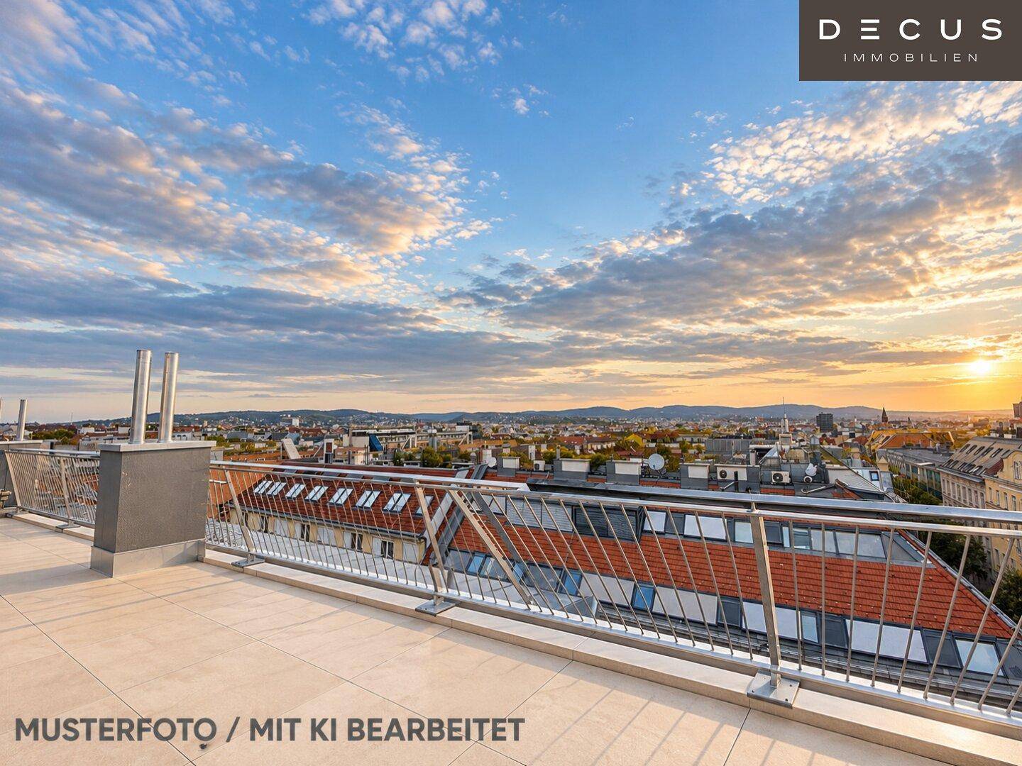 Weitläufige Dachterrasse mit Panoramablick über die Stadt bei Sonnenuntergang.
