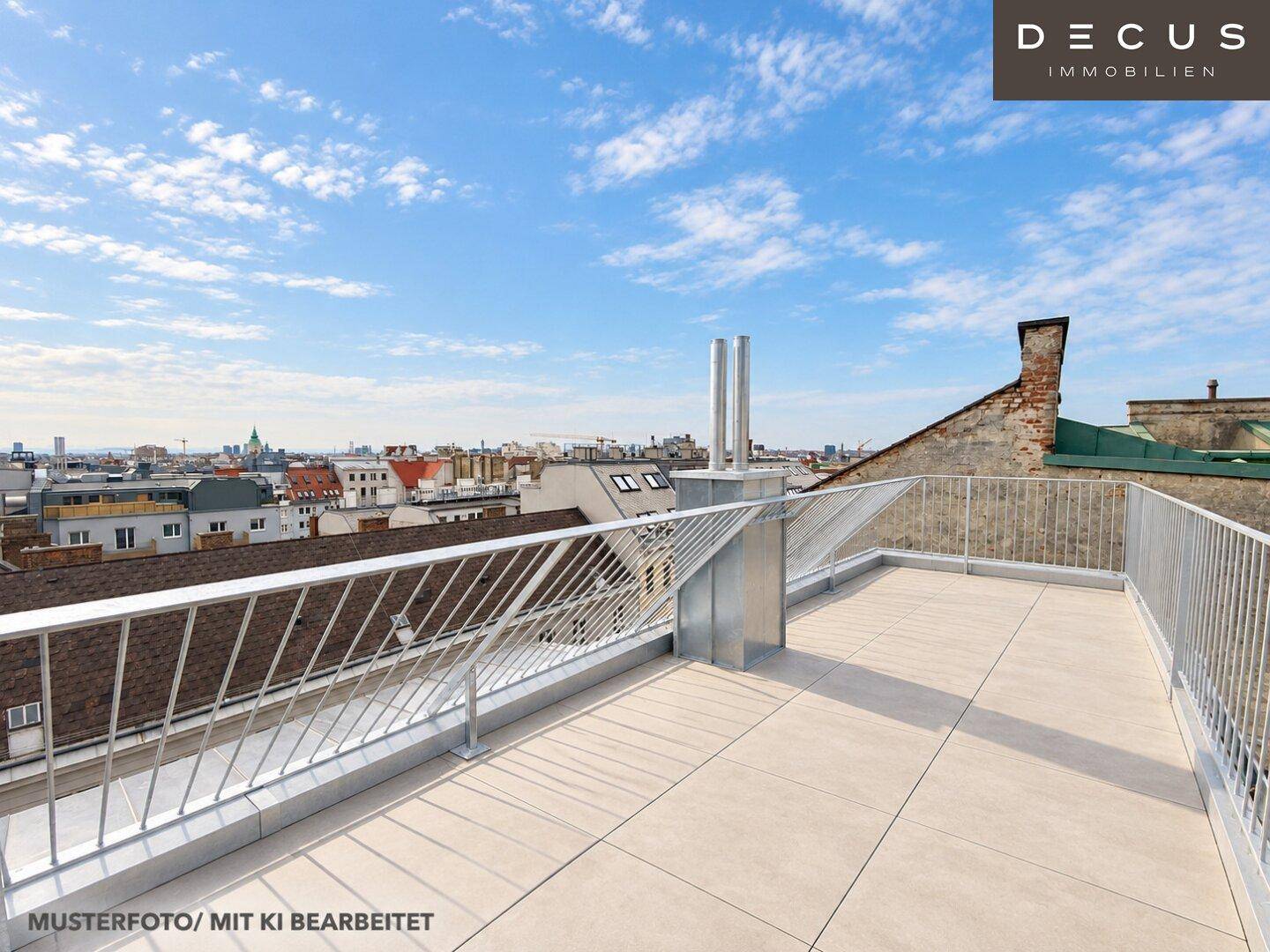 Geräumige Dachterrasse mit weitem Blick über die Stadt und den Himmel.