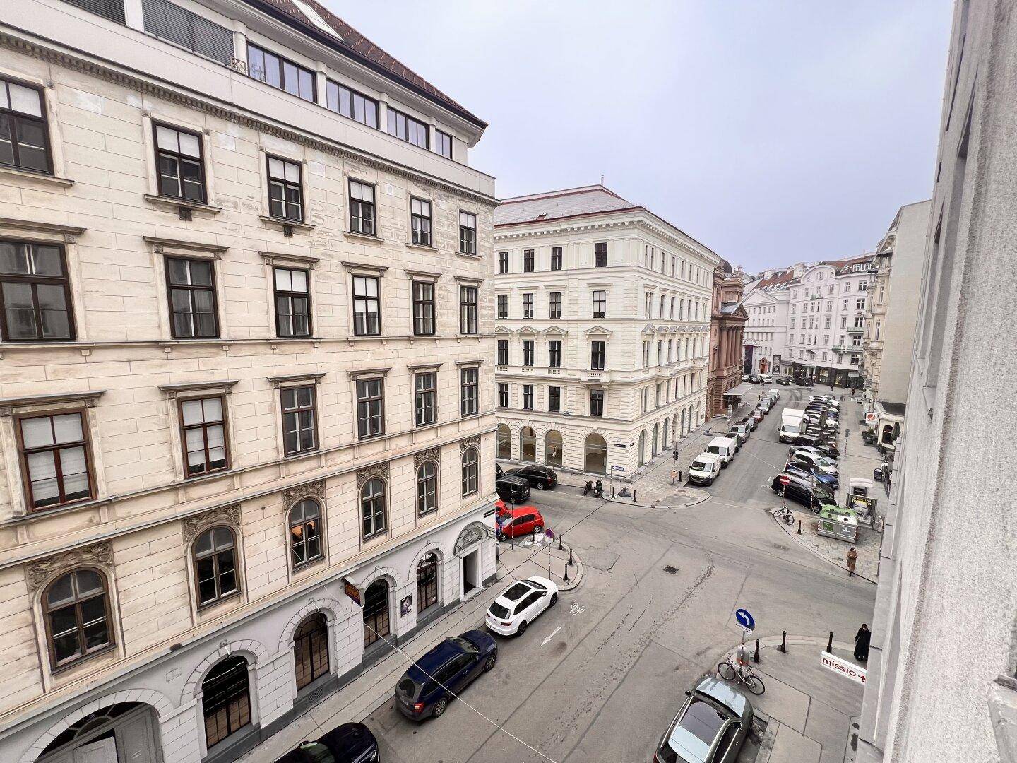 Historische Gebäude entlang einer belebten Straße in der Stadt.