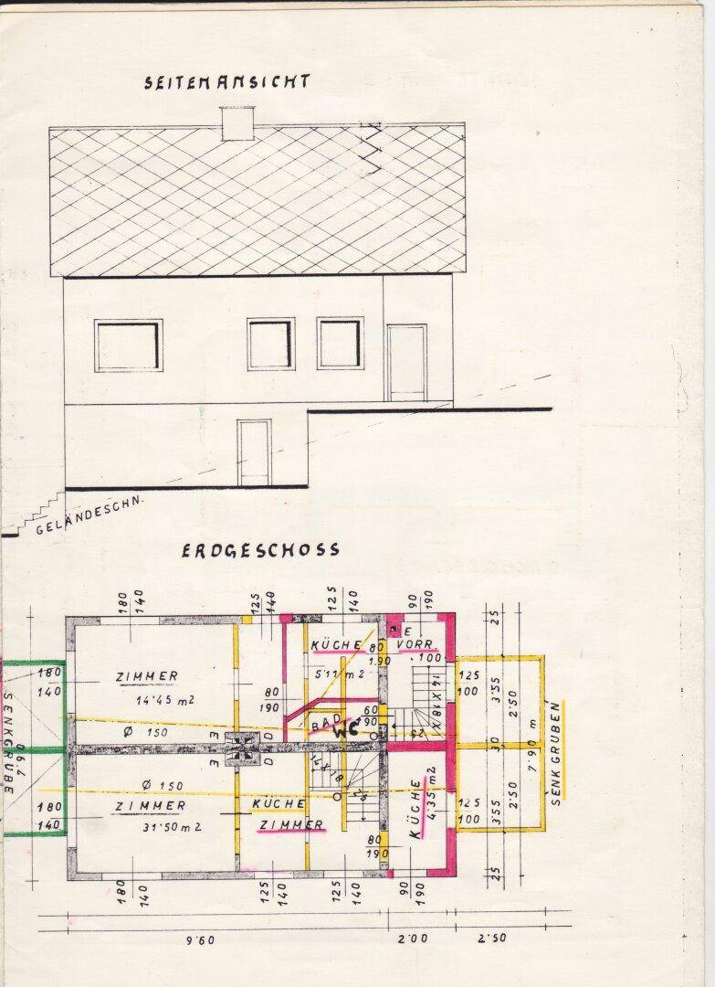 Seitenansicht und Grundriss des Erdgeschosses mit Zimmern und Küche.