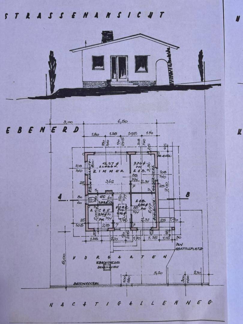Grundriss des Erdgeschosses mit Zimmern und Zugang zum Vorgarten, detailliert die Wohnbereiche.