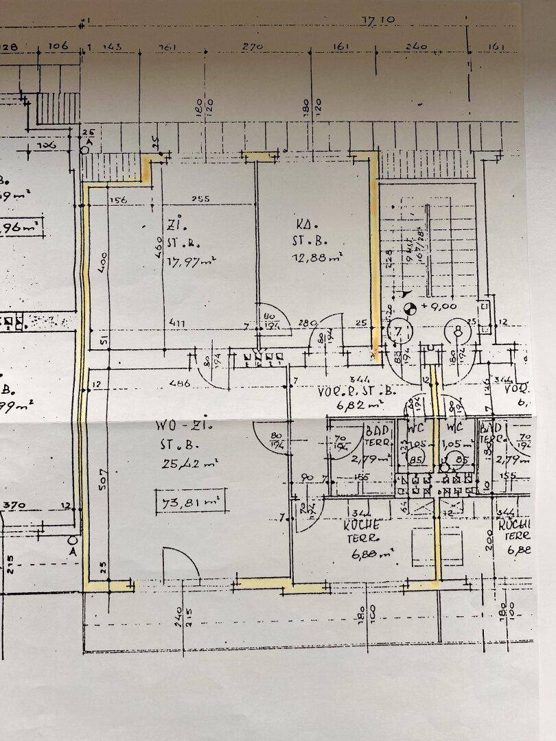 Detaillierter Grundriss der Wohnung mit Raummaßen und Aufteilung, inklusive Balkon und Terrasse.
