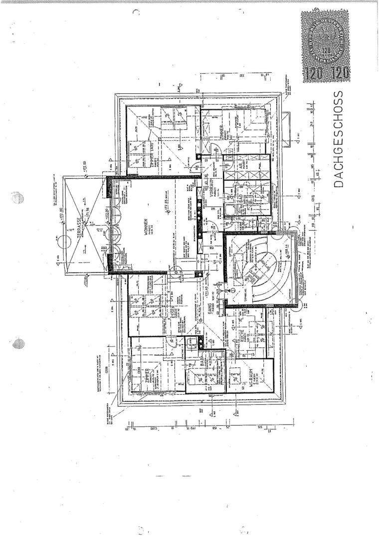 Grundriss des Dachgeschosses mit Terrasse, Balkon und mehreren Räumen, inklusive Bad und WC.