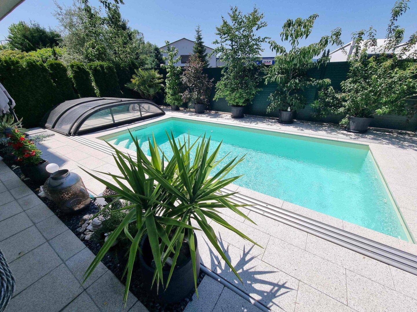 Traumhafte und neuwertige 3 Zi Gartenwohnung mit 220m² Eigengarten und Massiv-Pool in Waidmannsdorf mit Tiefgarage