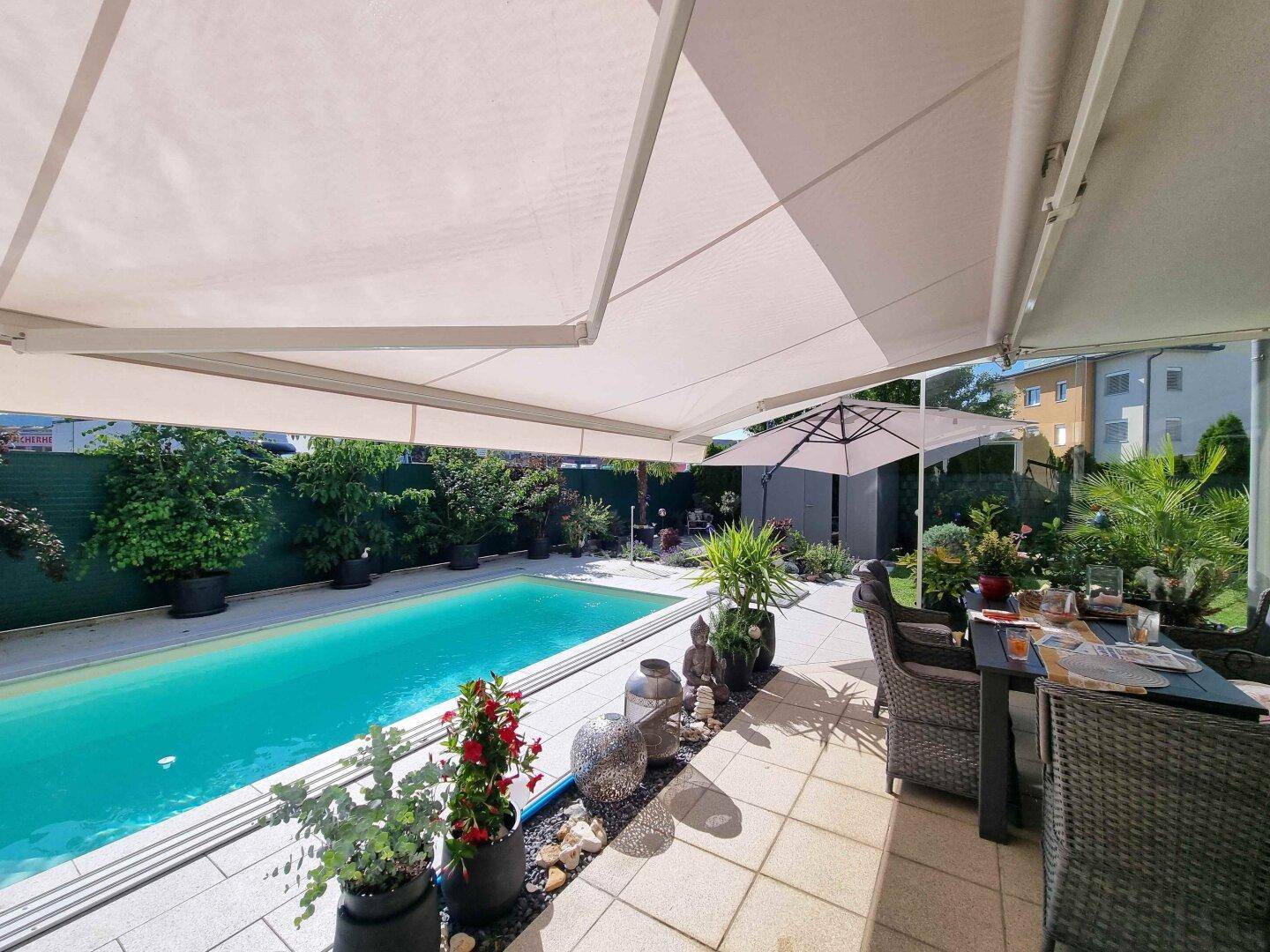 Traumhafte und neuwertige 3 Zi Gartenwohnung mit 220m² Eigengarten und Massiv-Pool in Waidmannsdorf mit Tiefgarage