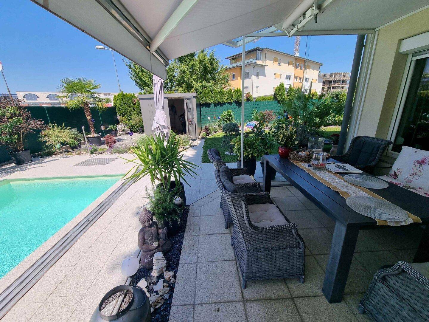 Traumhafte und neuwertige 3 Zi Gartenwohnung mit 220m² Eigengarten und Massiv-Pool in Waidmannsdorf mit Tiefgarage