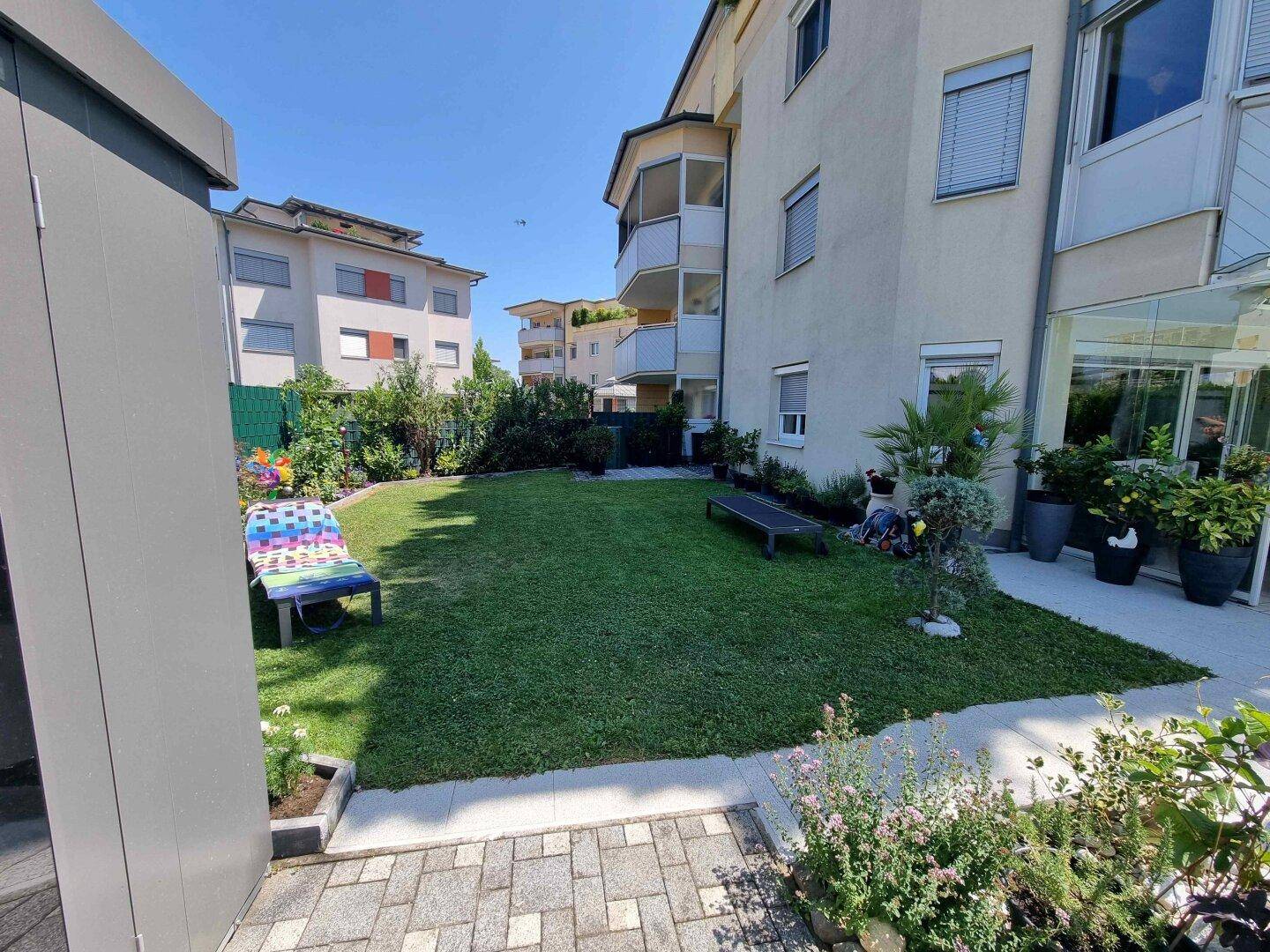 Traumhafte und neuwertige 3 Zi Gartenwohnung mit 220m² Eigengarten und Massiv-Pool in Waidmannsdorf mit Tiefgarage