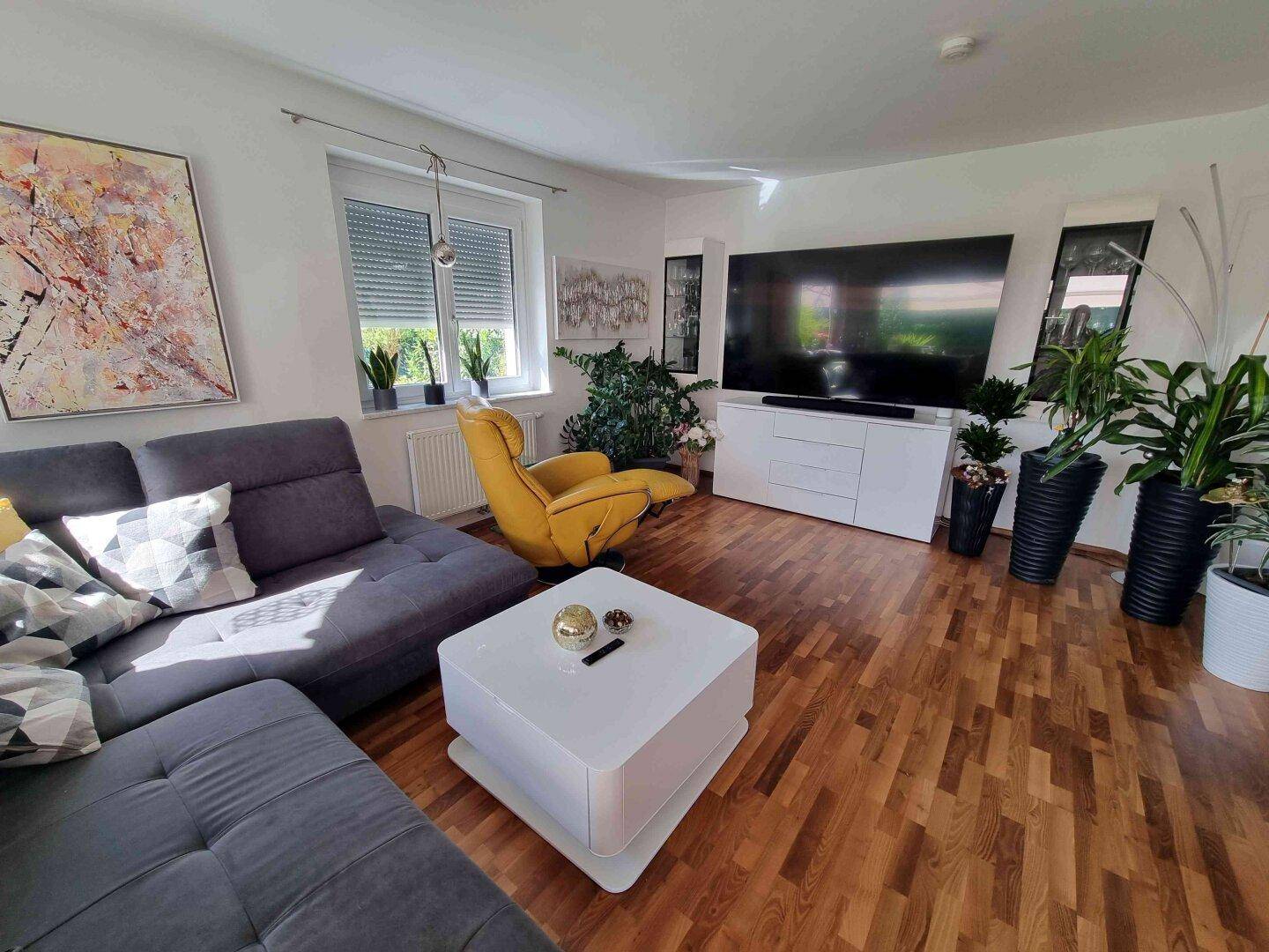 Traumhafte und neuwertige 3 Zi Gartenwohnung mit 220m² Eigengarten und Massiv-Pool in Waidmannsdorf mit Tiefgarage