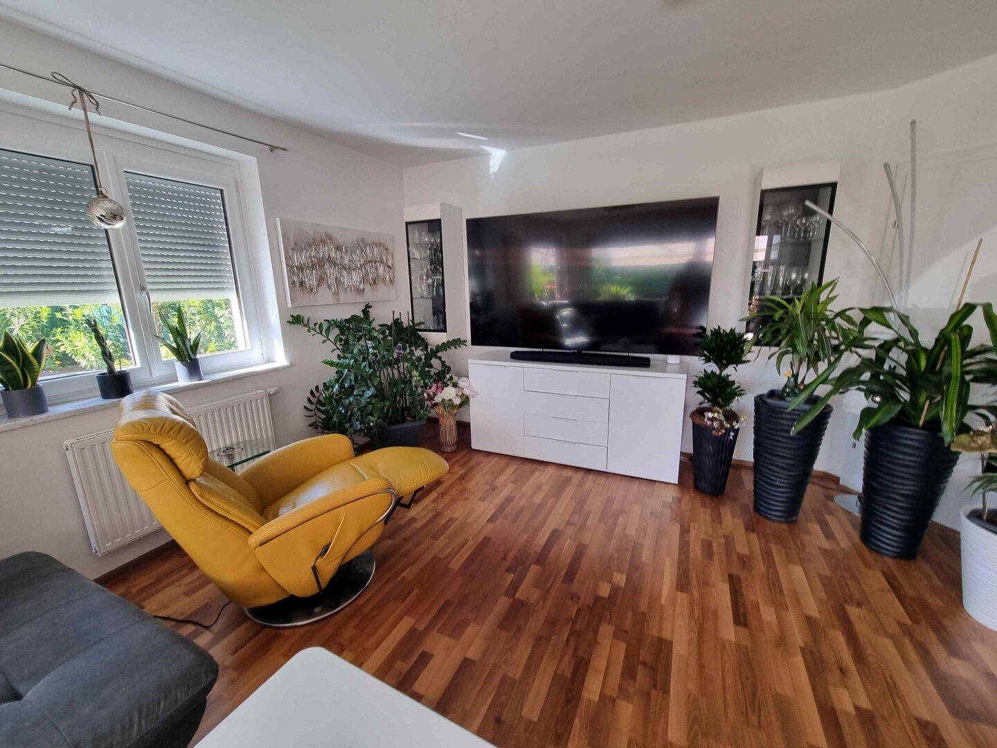 Traumhafte und neuwertige 3 Zi Gartenwohnung mit 220m² Eigengarten und Massiv-Pool in Waidmannsdorf mit Tiefgarage
