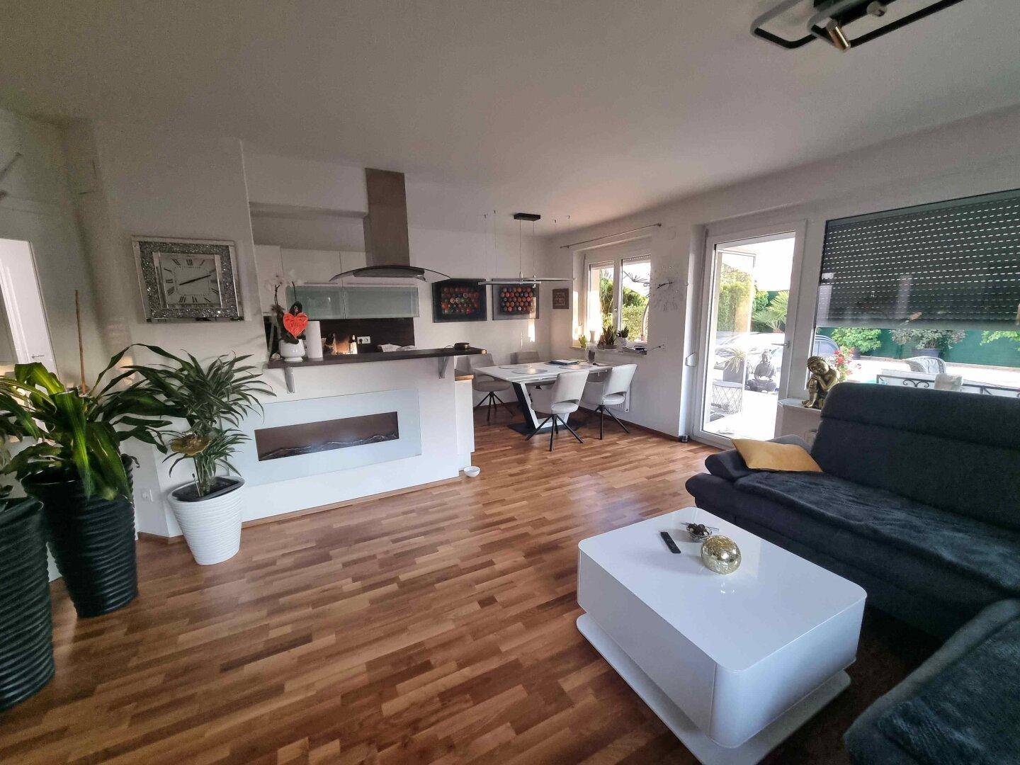 Traumhafte und neuwertige 3 Zi Gartenwohnung mit 220m² Eigengarten und Massiv-Pool in Waidmannsdorf mit Tiefgarage