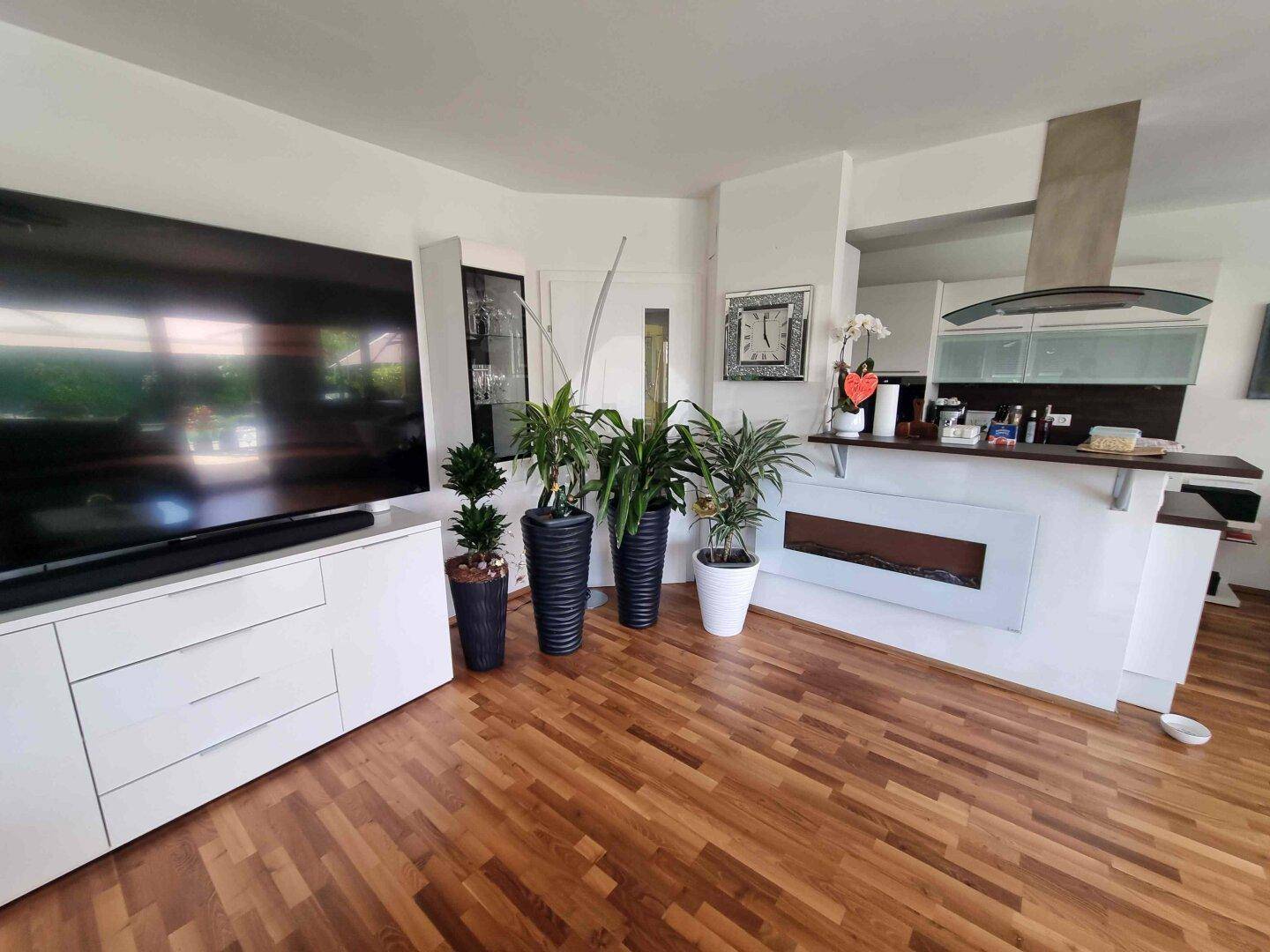 Traumhafte und neuwertige 3 Zi Gartenwohnung mit 220m² Eigengarten und Massiv-Pool in Waidmannsdorf mit Tiefgarage
