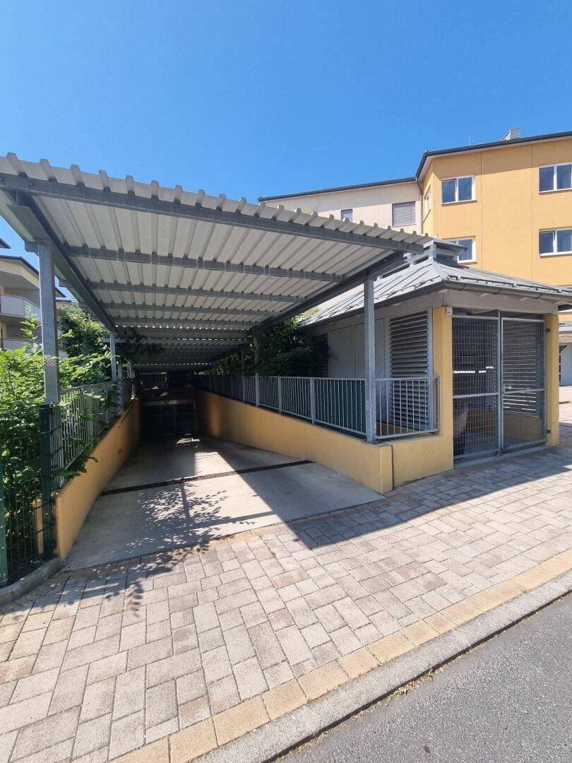 Traumhafte und neuwertige 3 Zi Gartenwohnung mit 220m² Eigengarten und Massiv-Pool in Waidmannsdorf mit Tiefgarage