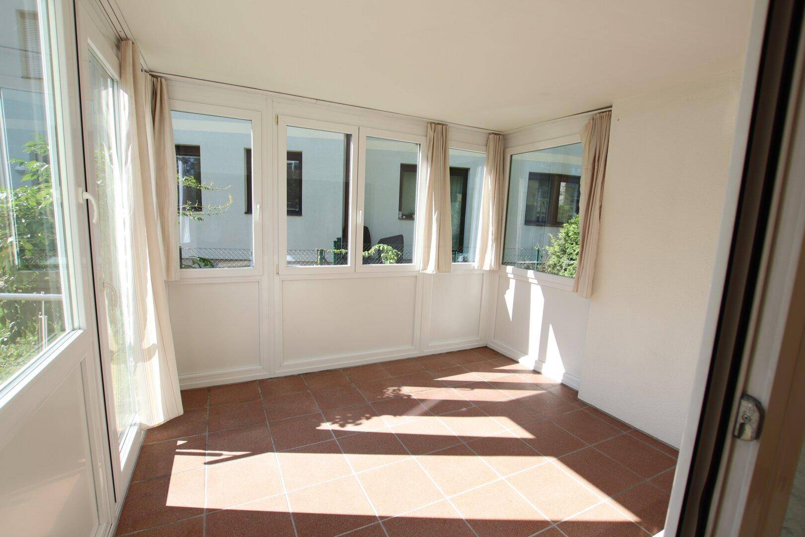 Junge & schöne 71,50m² 2 Zi City-Gartenwohnung mit 123m² Eigengarten & Tiefgarage am St. Veiter Ring