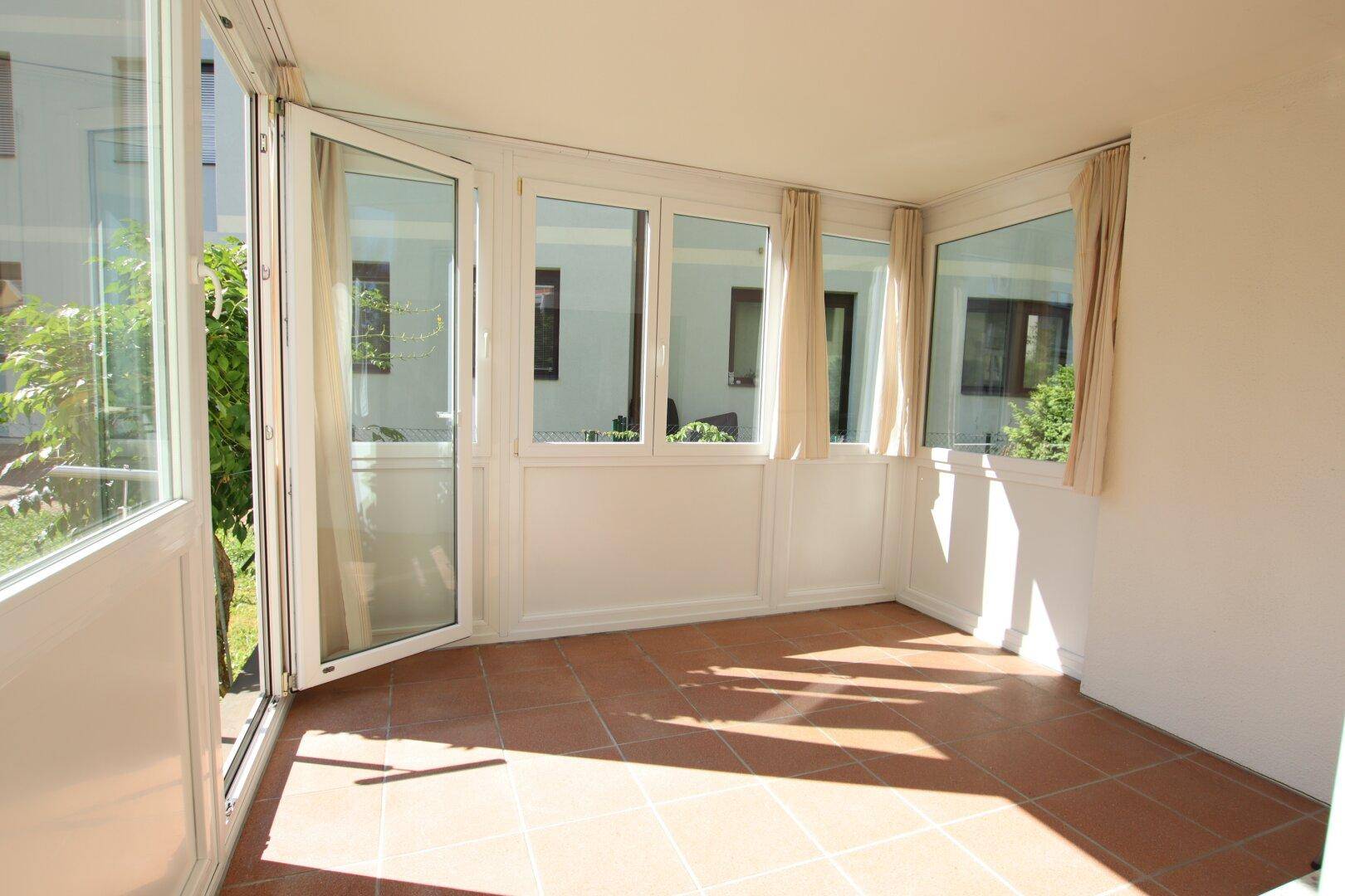 Junge & schöne 71,50m² 2 Zi City-Gartenwohnung mit 123m² Eigengarten & Tiefgarage am St. Veiter Ring