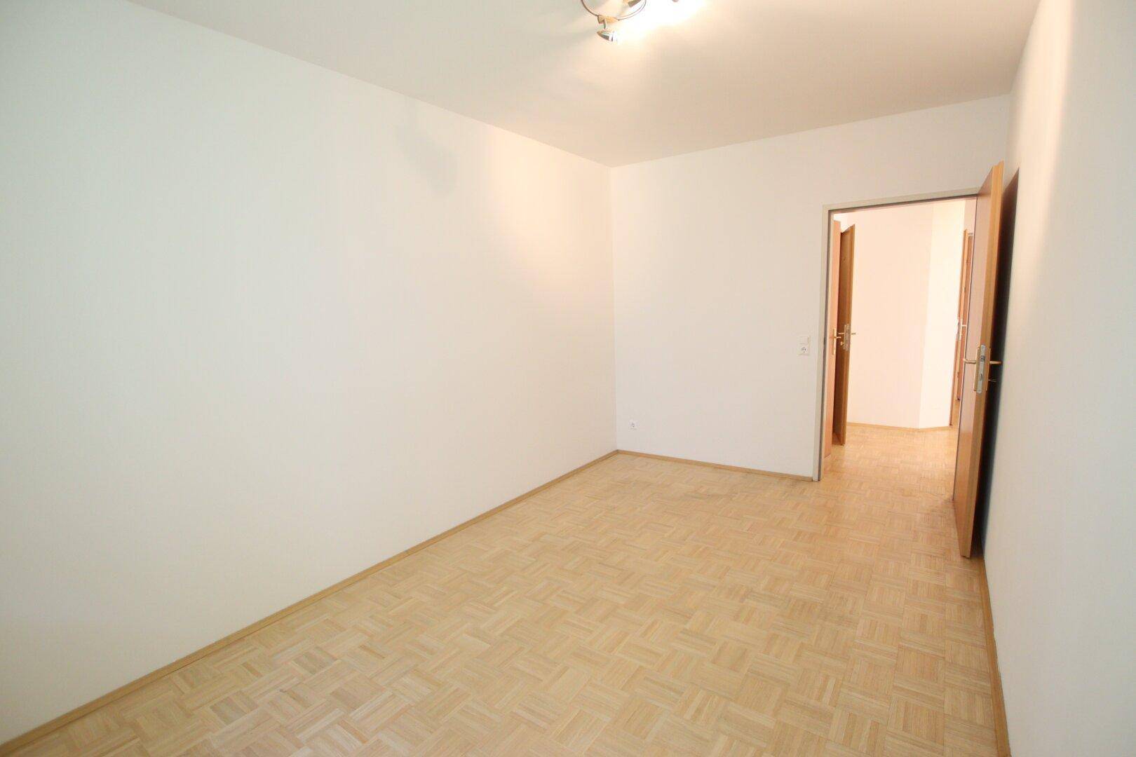 Junge & schöne 71,50m² 2 Zi City-Gartenwohnung mit 123m² Eigengarten & Tiefgarage am St. Veiter Ring