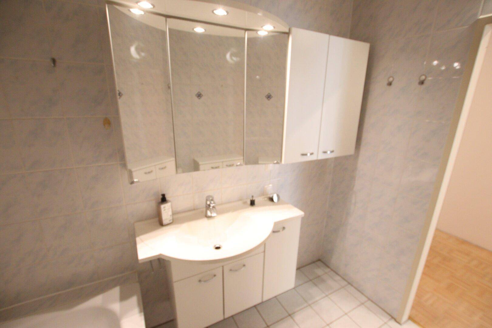 Junge & schöne 71,50m² 2 Zi City-Gartenwohnung mit 123m² Eigengarten & Tiefgarage am St. Veiter Ring