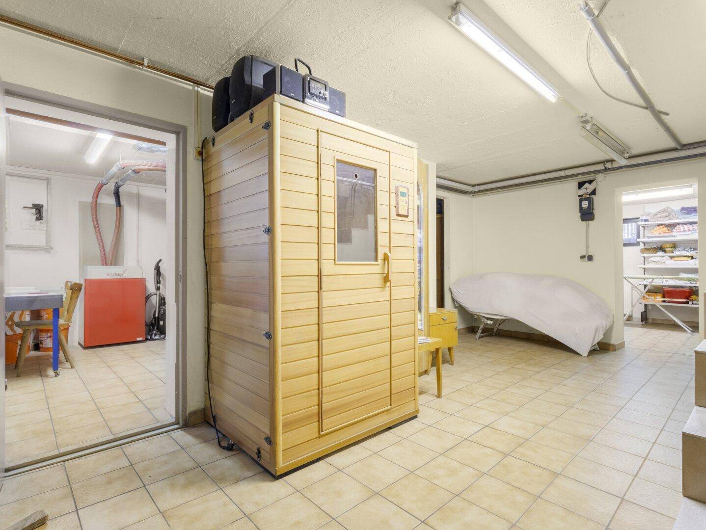 Kellerraum mit einer Sauna und Zugang zu weiteren Funktionsräumen.