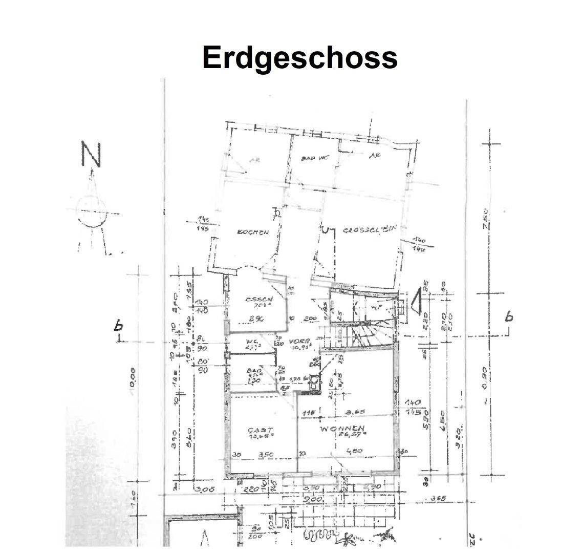 Grundriss des Erdgeschosses mit Raumaufteilung für Küche, Essen, Bad und Wohnen.