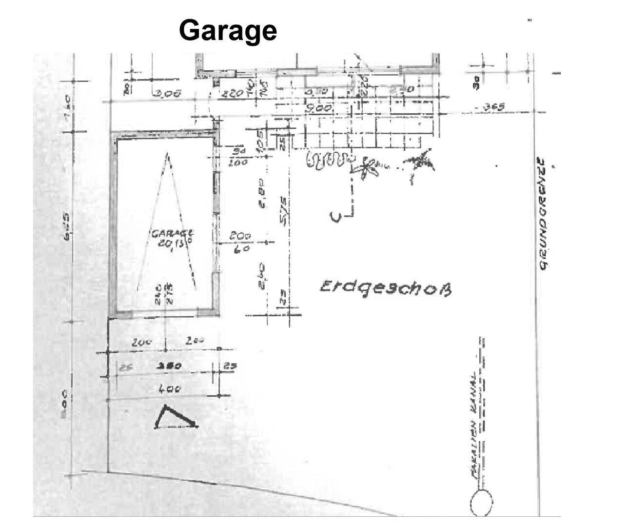 Grundriss des Erdgeschosses mit einer geräumigen Garage und Zugangsbereich.
