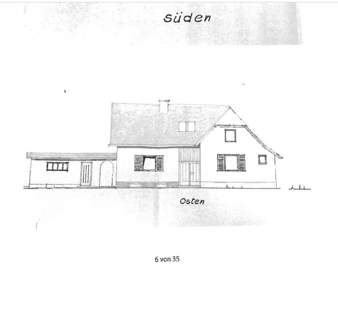 Architektonische Ansicht der Südseite des Hauses mit Fenstern und einem Anbau.